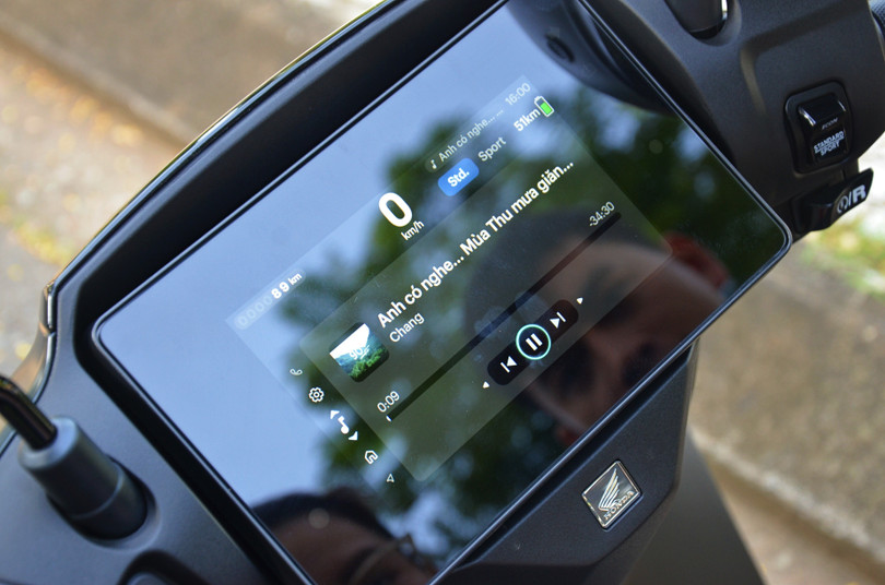 Thông qua kết nối Bluetooth với thiết bị di động, tôi có thể điều chỉnh phát nhạc ngay trên Honda CUV e:. Màn hình TFT của xe cũng hiển thị bản đồ, chỉ khả dụng khi người dùng kết nối xe với thiết bị di động thông qua ứng dụng Roadsync Duo.