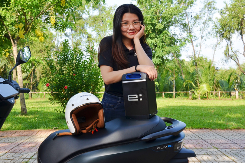 Bên cạnh đó, việc phải tháo rời 2 khối pin khá nặng mang đi sạc cũng có thể gây ra những khó khăn nhất định với nhóm khách hàng nữ. Mỗi gói pin mất khoảng 6 giờ để sạc đầy, sử dụng dock sạc kèm theo xe khi thuê.