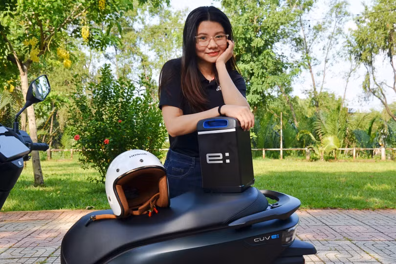 Bên cạnh đó, việc phải tháo rời 2 khối pin khá nặng mang đi sạc cũng có thể gây ra những khó khăn nhất định với nhóm khách hàng nữ. Mỗi gói pin mất khoảng 6 giờ để sạc đầy, sử dụng dock sạc kèm theo xe khi thuê.