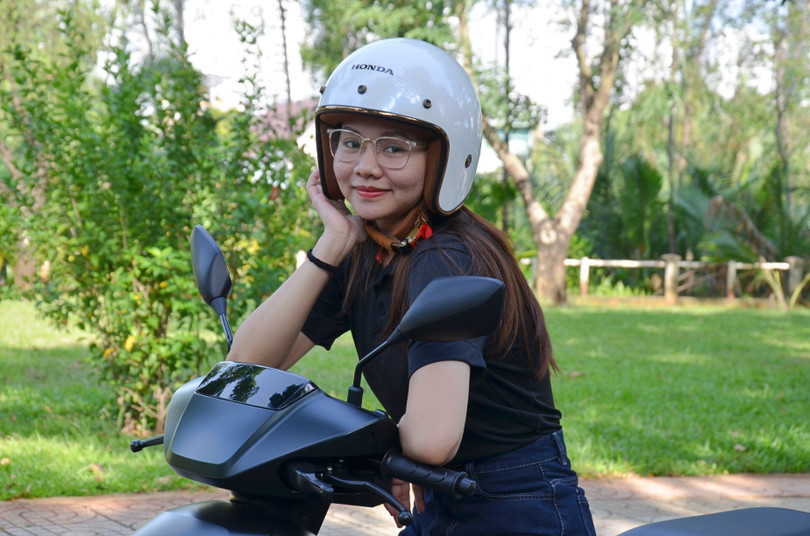 Tôi là Minh Thư (24 tuổi), nhân viên văn phòng đang sinh sống và làm việc tại TP.HCM. Xe máy là phương tiện di chuyển hàng ngày của tôi, nhưng đây mới là lần đầu tiên tôi có cơ hội trải nghiệm xe máy điện.