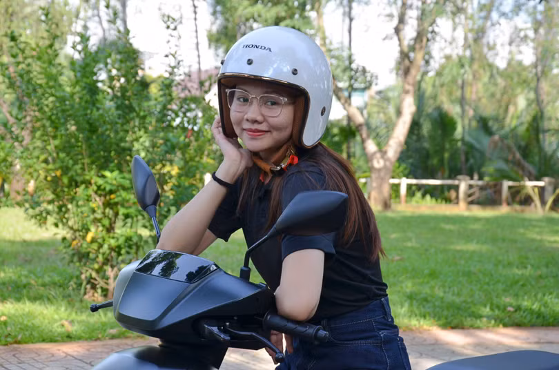 Tôi là Minh Thư (24 tuổi), nhân viên văn phòng đang sinh sống và làm việc tại TP.HCM. Xe máy là phương tiện di chuyển hàng ngày của tôi, nhưng đây mới là lần đầu tiên tôi có cơ hội trải nghiệm xe máy điện.