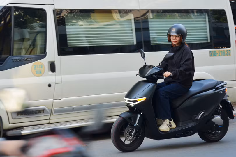 Tính năng ngắt điện khi bóp phanh cũng gây ra vài sự bối rối cho tôi, nhất là khi cần quay đầu hoặc sang đường.