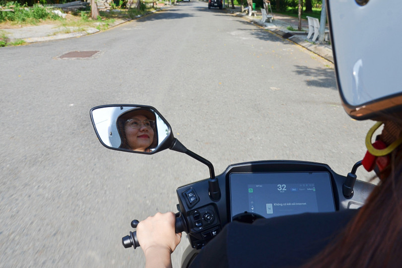 Khi đã quen thuộc với việc cầm lái một chiếc xe máy điện, tôi cũng trở nên thoải mái hơn. Nhìn chung, điều khiển Honda CUV e: không quá khác biệt so với chiếc xe tay ga chạy xăng mà tôi đang sử dụng hàng ngày.