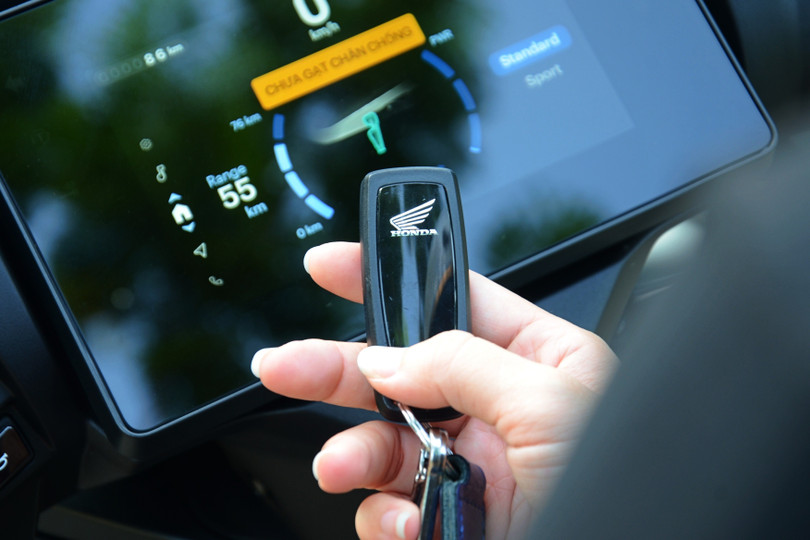 Tôi cũng đang sử dụng một mẫu xe tay ga cùng thương hiệu với CUV e:, do đó loạt thao tác với smartkey như mở khóa, khởi động, mở cốp là khá quen thuộc.