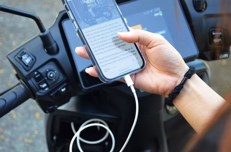 Hộc để đồ trước xe tích hợp cổng sạc USB-C khá tiện dụng. Tôi có thể lưu trữ và sạc điện thoại đồng thời.