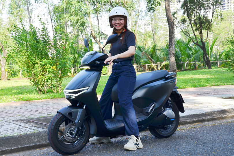 Chiều cao yên của chiếc xe máy điện ở mức 765 mm, cho phép tôi chống chân thoải mái và dễ dàng điều khiển.