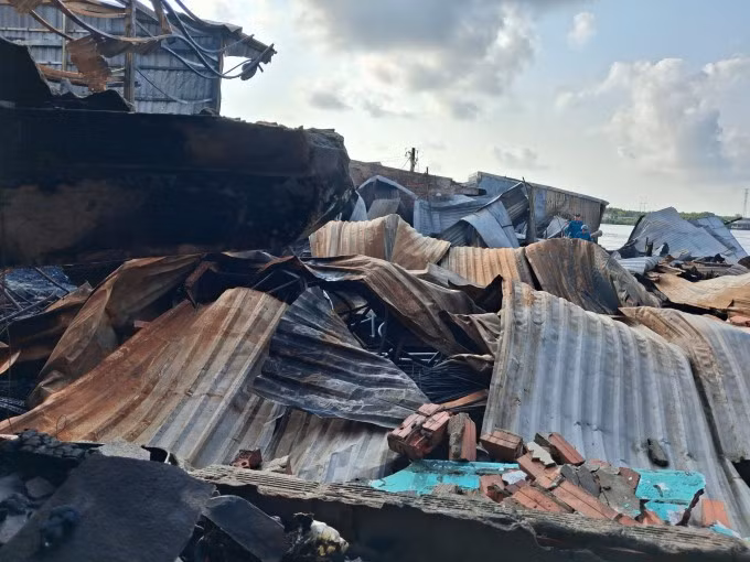 13 căn nhà của các hộ dân gần như bị thiêu rụi hoàn toàn. Ảnh: An Minh