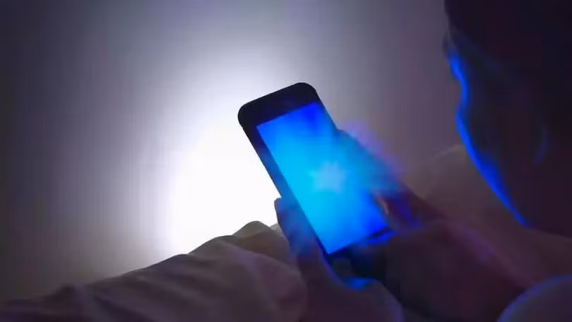 Ánh sáng xanh từ điện thoại không thật sự khiến ta mất ngủ như ta nghĩ. Ảnh: Times of India.