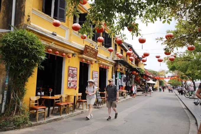 Khách quốc tế ở Hội An hồi tháng 3. Ảnh: Đắc Thành