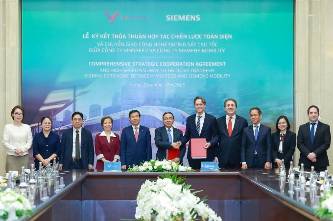 Đại diện lãnh đạo Siemens Mobility và VinSpeed trao biên bản ghi nhớ hợp tác chiến lược toàn diện và chuyển giao công nghệ đường sắt tốc độ cao. Ảnh: VinSpeed Đại diện lãnh đạo Siemens Mobility và VinSpeed trao biên bản ghi nhớ hợp tác chiến lược toàn diện và chuyển giao công nghệ đường sắt tốc độ cao. Ảnh: VinSpeed