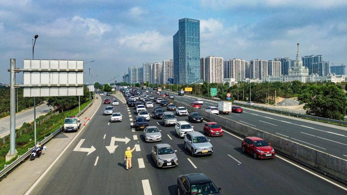 Dòng phương tiện di chuyển trên quốc lộ 5B, sáng 14/2. Ảnh: Minh Quang