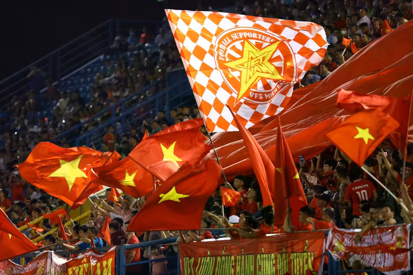 Tuyển Việt Nam thi đấu thăng hoa trước sự chứng kiến của hơn 17.000 khán giả. Ảnh: Minh Chiến, Anh Tiến.