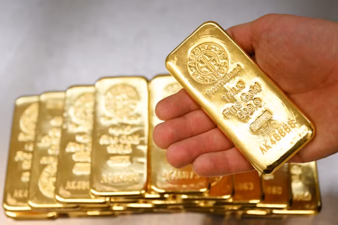 Các thỏi kim loại quý được xếp chồng lên nhau trong phòng két sắt của nhà vàng Pro Aurum ở Munich, Đức. Ảnh: Reuters