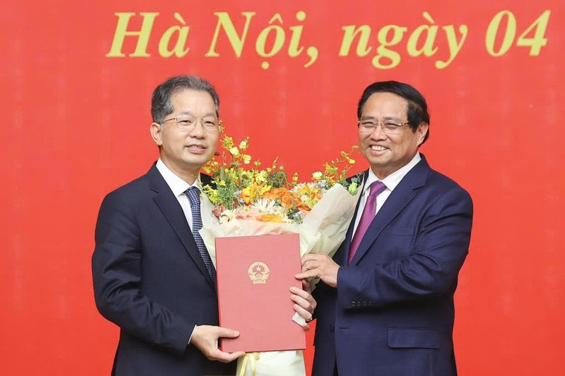 Thủ tướng Phạm Minh Chính trao Quyết định tiếp nhận, bổ nhiệm ông Nguyễn Văn Quảng, giữ chức Phó Tổng Thanh tra Thường trực Thanh tra Chính phủ (Ảnh: Đoàn Bắc). a2.jpg