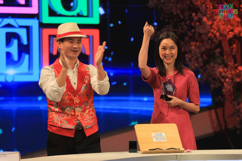 Chị Võ Thị Thu Hiền chiến thắng vòng 4 của chương trình và nhận nhẫn thách đấu. Ảnh: VTV