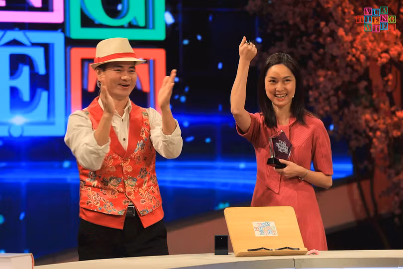 Chị Võ Thị Thu Hiền chiến thắng vòng 4 của chương trình và nhận nhẫn thách đấu. Ảnh: VTV