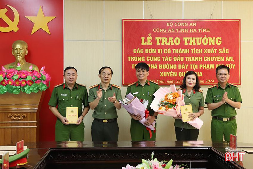 Ban Giám đốc Công an tỉnh tặng hoa chúc mừng và trao thưởng cho các lực lượng tham gia phá án. Ban giám đốc Công an tỉnh trao thưởng cho các lực lượng tham gia phá án.JPG