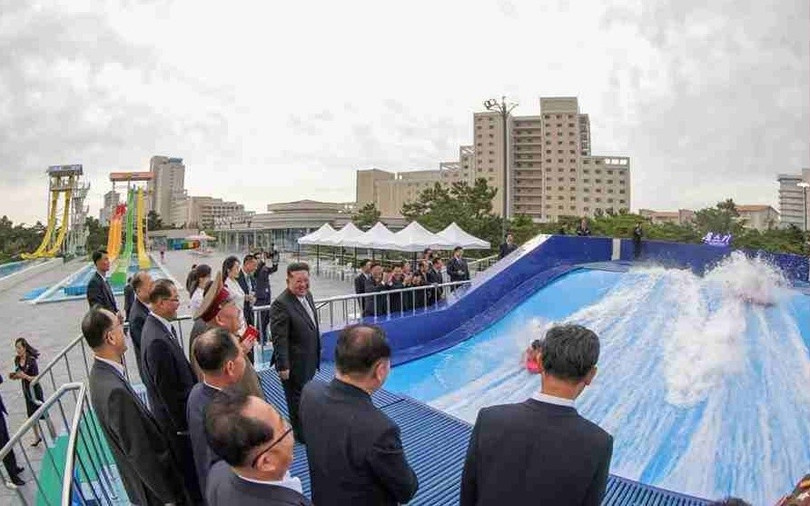 Khu nghỉ dưỡng hiện mới chỉ đón khách nội địa. Chính quyền chưa công bố kế hoạch mở cửa cho du khách nước ngoài trong năm 2025, trong bối cảnh chính sách kiểm soát biên giới vẫn được duy trì nghiêm ngặt. Truyền thông quốc tế nhận định hiệu quả vận hành khu nghỉ dưỡng này sẽ phụ thuộc vào khả năng thu hút khách nội địa và định hướng phát triển du lịch của chính quyền Bình Nhưỡng trong thời gian tới. Ảnh: Rodong Sinmun.