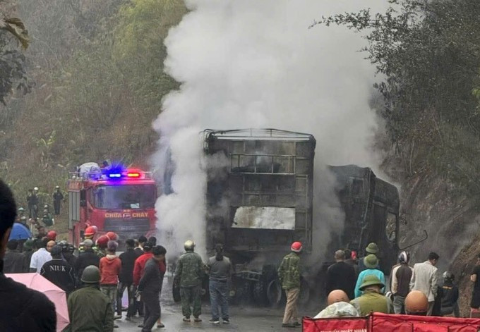 Xe đầu kéo cháy rụi sau khi đâm vào vách núi, sáng 12/3. Ảnh: Sơn La