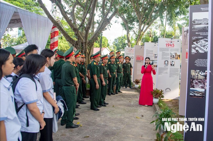Các tầng lớp nhân dân tham quan trưng bày chuyên đề &quot;Khát vọng tự do&quot;. Ảnh: Minh Quân