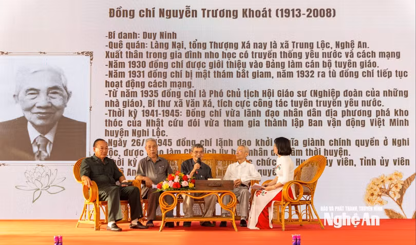 Tọa đàm gặp mặt thân nhân các chiến sĩ Xô viết Nghệ Tĩnh. Ảnh: Minh Quân