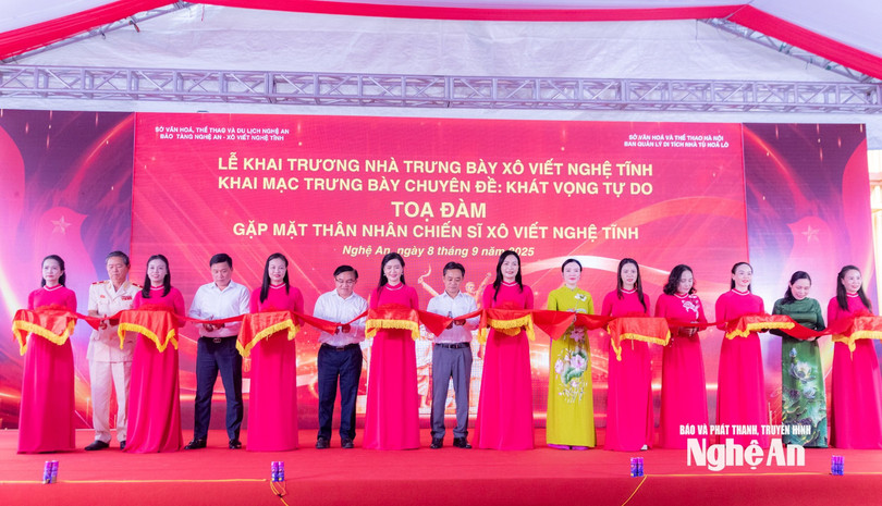 Các đại biểu cắt băng khai trương Nhà trưng bày Xô viết Nghệ Tĩnh và khai mạc trưng bày chuyên đề “Khát vọng tự do”. Ảnh: Minh Quân