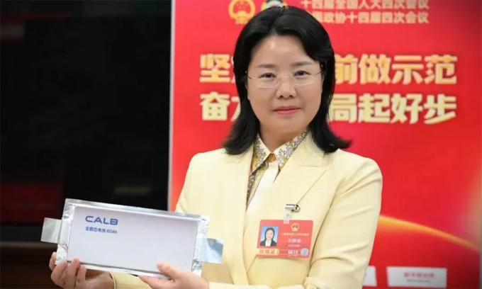 Pin 60 Ah với kích thước như quyển lịch để bàn của CALB. Ảnh: Sina