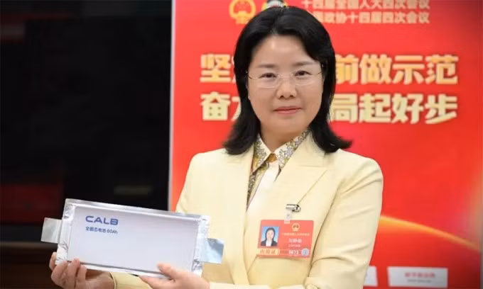 Pin 60 Ah với kích thước như quyển lịch để bàn của CALB. Ảnh: Sina