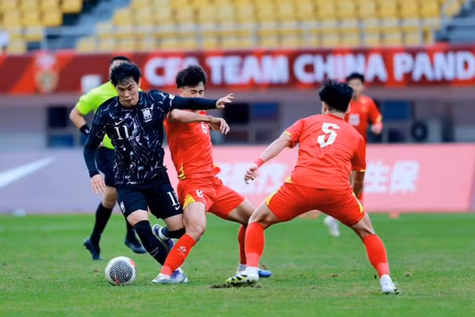 Việt Nam (áo đỏ) thua Hàn Quốc 0-1 ở giải giao hữu U23 Panda Cup ở Trung Quốc vào tháng 11/2025. Ảnh: CFA