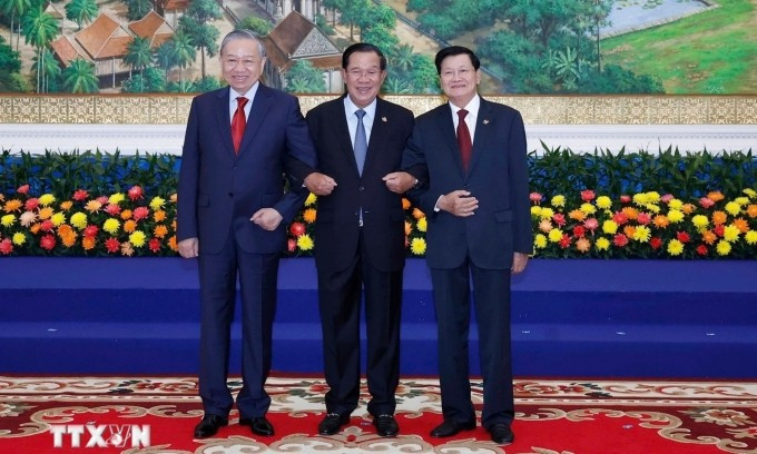 Từ trái qua, Tổng Bí thư Tô Lâm, Chủ tịch Đảng Nhân dân Campuchia Hun Sen và Tổng Bí thư, Chủ tịch Lào Thongloun Sisoulith tại cuộc gặp. Ảnh: TTXVN