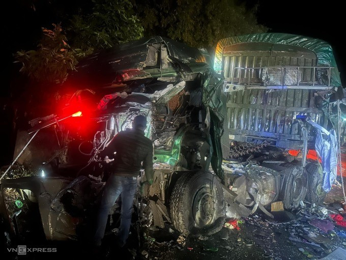 Cabin xe đầu kéo bẹp rúm sau va chạm với xe giường nằm. Ảnh: Sơn Ka