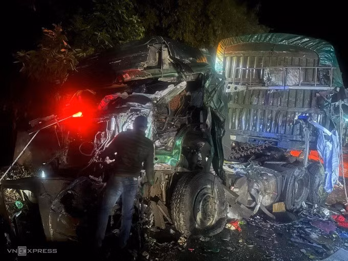 Cabin xe đầu kéo bẹp rúm sau va chạm với xe giường nằm. Ảnh: Sơn Ka