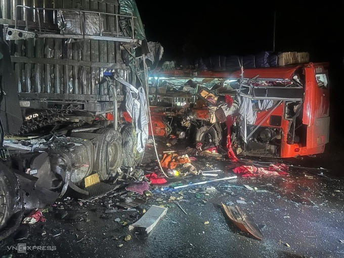 Thành xe giường nằm bị xé toạc. Ảnh: Sơn Ka