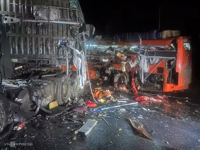 Thành xe giường nằm bị xé toạc. Ảnh: Sơn Ka