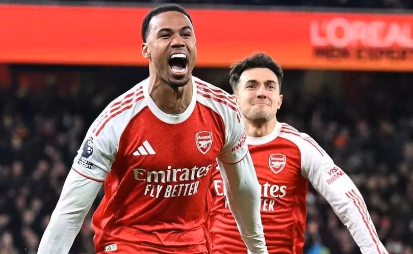 Arsenal giữ vững ngôi đầu.