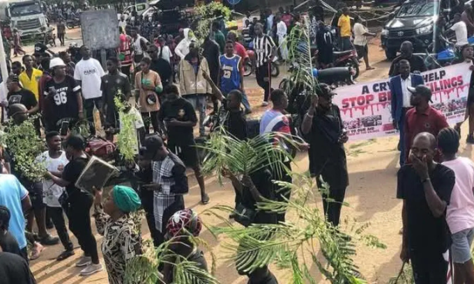 Người Nigeria biểu tình sau vụ tấn công ở làng Yelewata, bang Benue. Ảnh: BBC Người Nigeria biểu tình sau vụ tấn công ở làng Yelewata, bang Benue. Ảnh: BBC