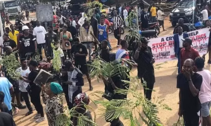Người Nigeria biểu tình sau vụ tấn công ở làng Yelewata, bang Benue. Ảnh: BBC