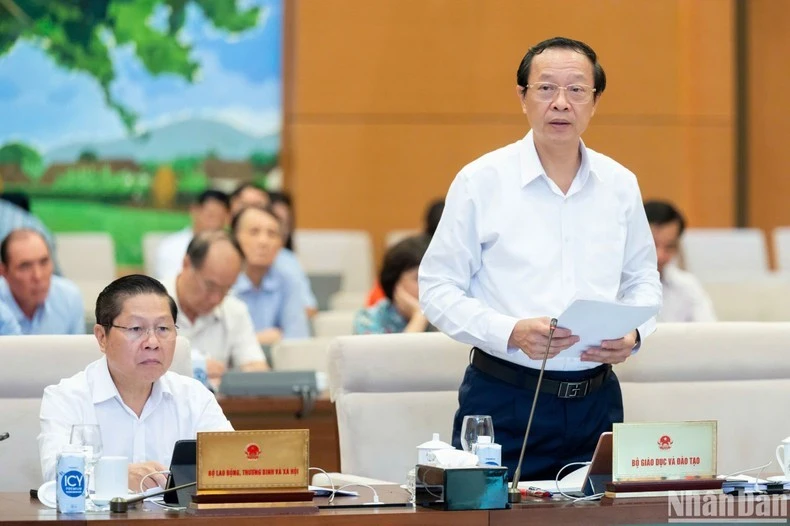 Thứ trưởng Giáo dục và Đào tạo Phạm Ngọc Thưởng trình bày Tờ trình về dự án Luật. (Ảnh: DUY LINH)