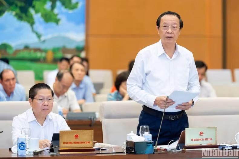 Thứ trưởng Giáo dục và Đào tạo Phạm Ngọc Thưởng trình bày Tờ trình về dự án Luật. (Ảnh: DUY LINH)