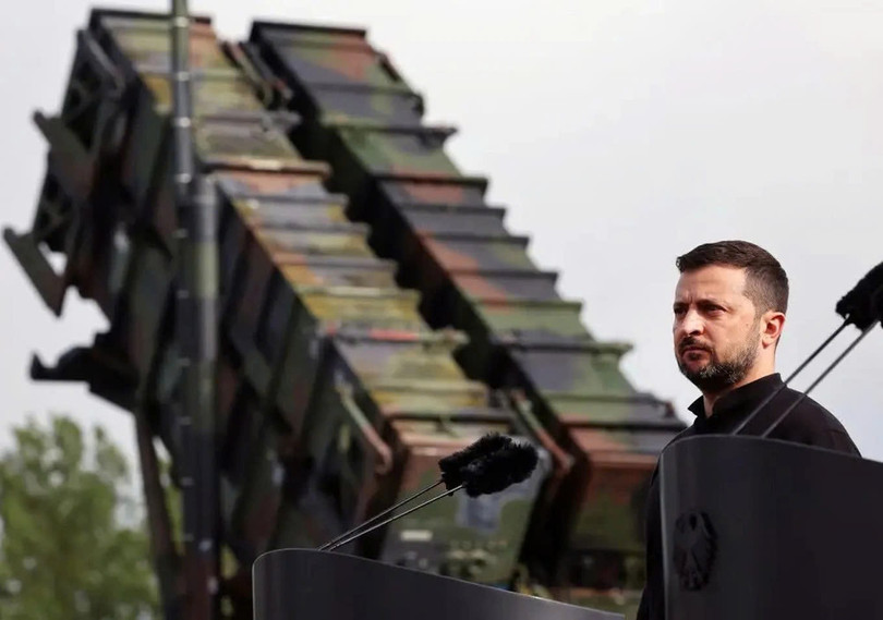 Tổng thống Ukraine Volodymyr Zelensky đứng trước hệ thống phòng không Patriot trong chuyến thăm Đức (Ảnh: Getty). 1.jpg
