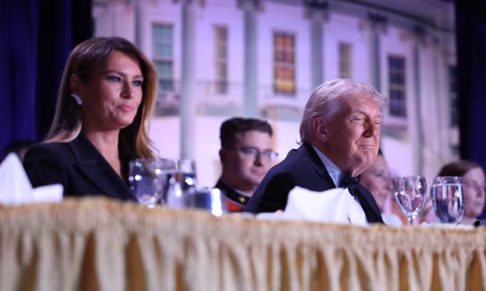 Tổng thống Mỹ Donald Trump và Đệ nhất phu nhân Melania tại phòng khiêu vũ ở khách sạn Washington Hilton hôm 25/4. Ảnh: AP