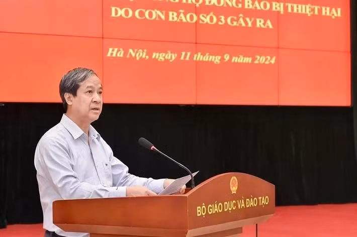 Bộ trưởng Nguyễn Kim Sơn thông tin về số giáo viên, học sinh tử vong do bão lũ. Ảnh: Moet.