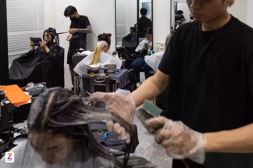 Salon tóc tại phường Tân Định (TP.HCM) rơi vào tình trạng "cháy lịch" cận Tết Nguyên đán. Ảnh: Khương Nguyễn.