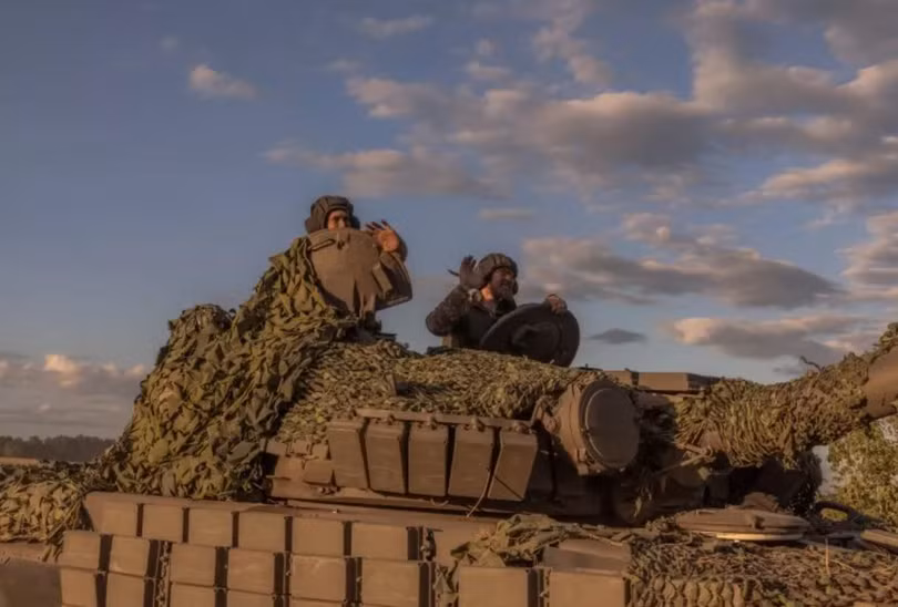 Quân nhân Ukraine vận hành xe tăng T-72 do Liên Xô sản xuất ở vùng Sumy, gần biên giới với Nga hôm 12/8/2024. Ảnh: Getty Images