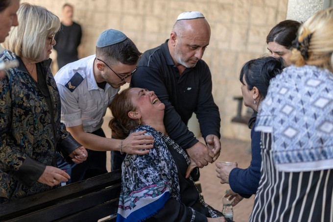 Người thân đau buồn trong đám tang ở Israel, ngày 11/3. Ảnh: AFP