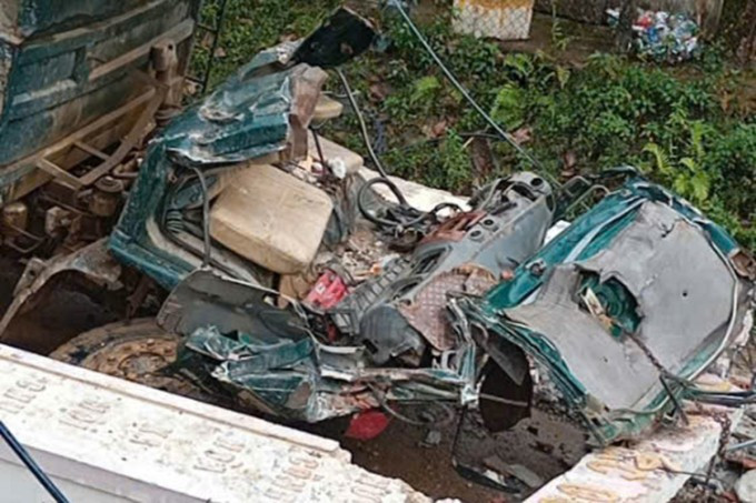 Phần cabin xe ben biến dạng sau tai nạn. Ảnh: Thường Nhật