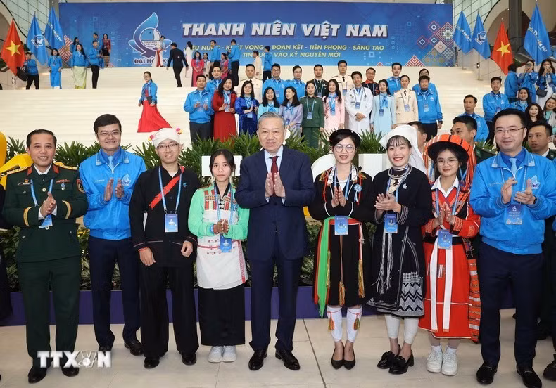 Tổng Bí thư Tô Lâm với các đại biểu dự Phiên trọng thể Đại hội IX Hội Liên hiệp Thanh niên Việt Nam.