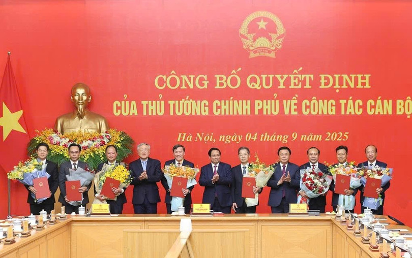 Thủ tướng Phạm Minh Chính trao quyết định tiếp nhận, bổ nhiệm lãnh đạo một số bộ, cơ quan (Ảnh: Đoàn Bắc). a4.jpg