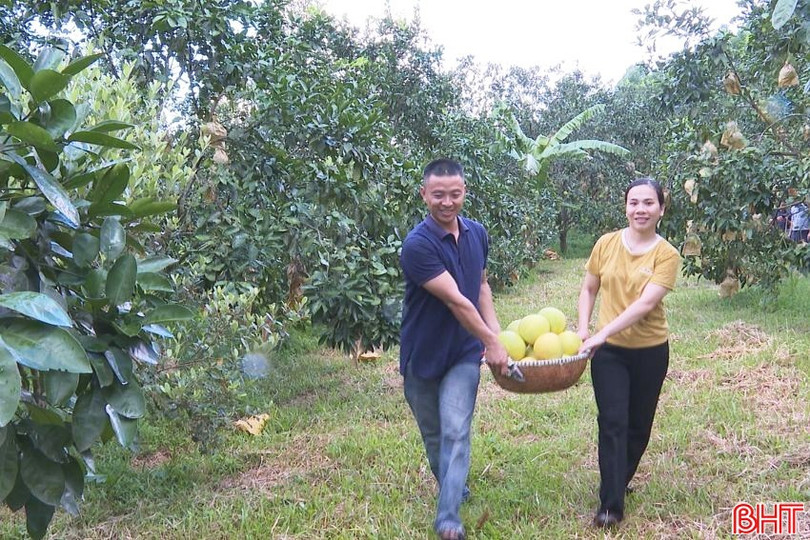 គូស្នេហ៍វ័យក្មេង Tran Xuan Loat - Nguyen Huyen An ព្យាយាមផ្សព្វផ្សាយផលិតផលរបស់ពួកគេនៅលើបណ្តាញសង្គម។ 1.jpg