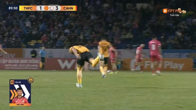 Thủ môn Y Eli Nie được tung vào sân đá ở vị trí tiền đạo.